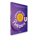 Boek De kracht van Theorie U Eric Edens Ilona Goessens Nancy Kalbvleesch Jannet Koster en Ietze Oostinga isbn 9789024465019 staand
